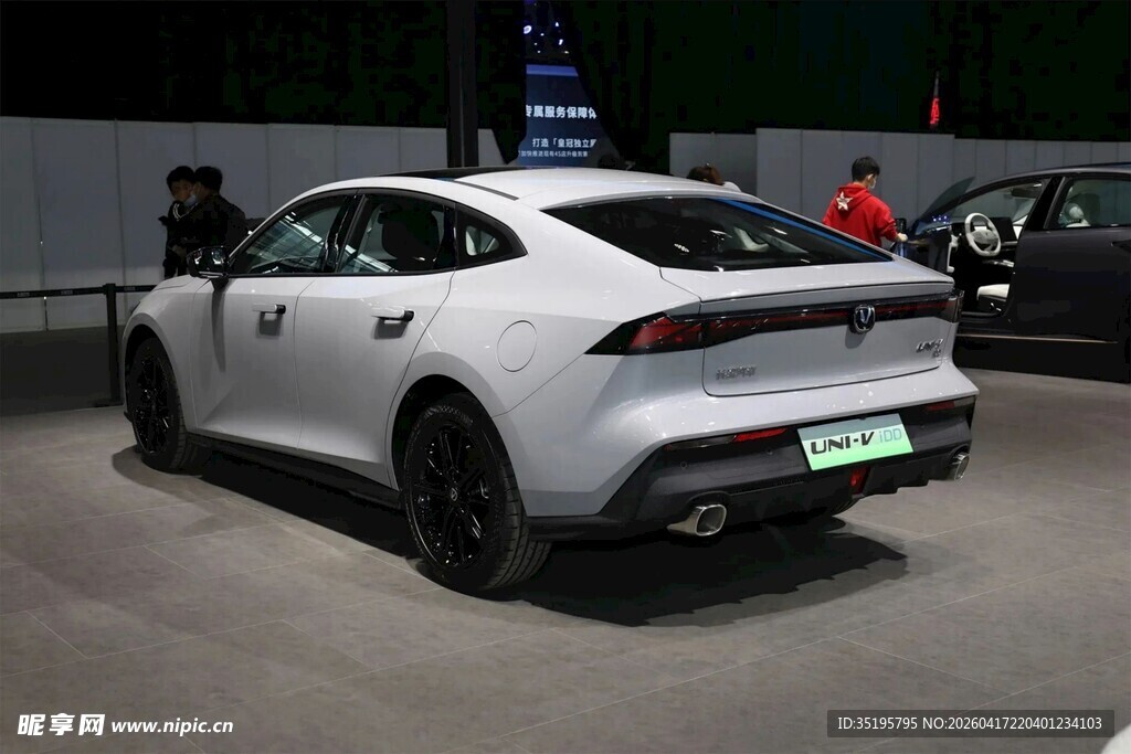 白色时尚轿跑汽车尾部特写