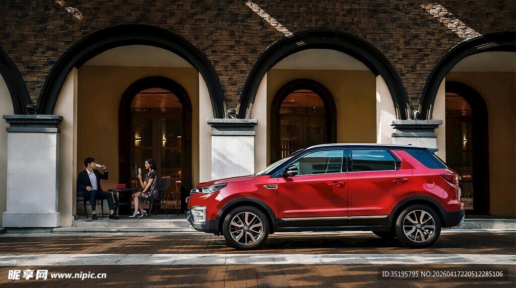 红色SUV停于古典建筑前