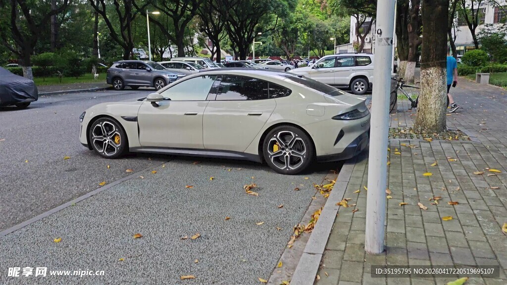 路边停放的时尚白色轿车