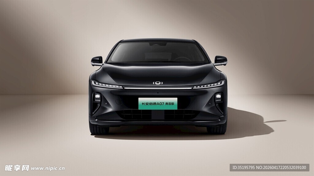 黑色新能源汽车正面展示