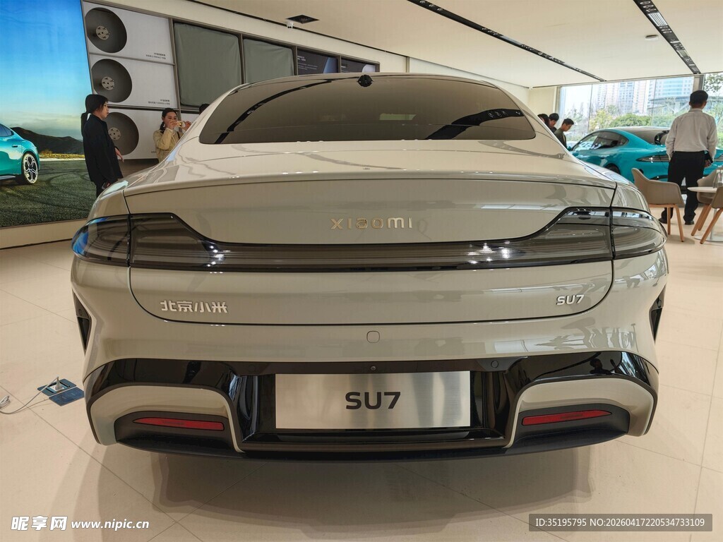 白色时尚轿车尾部特写