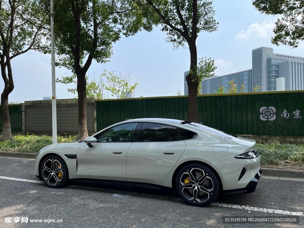 白色捷豹轿跑停于路边