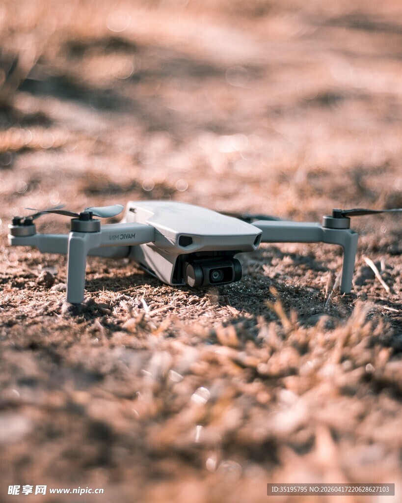 田野上的无人机