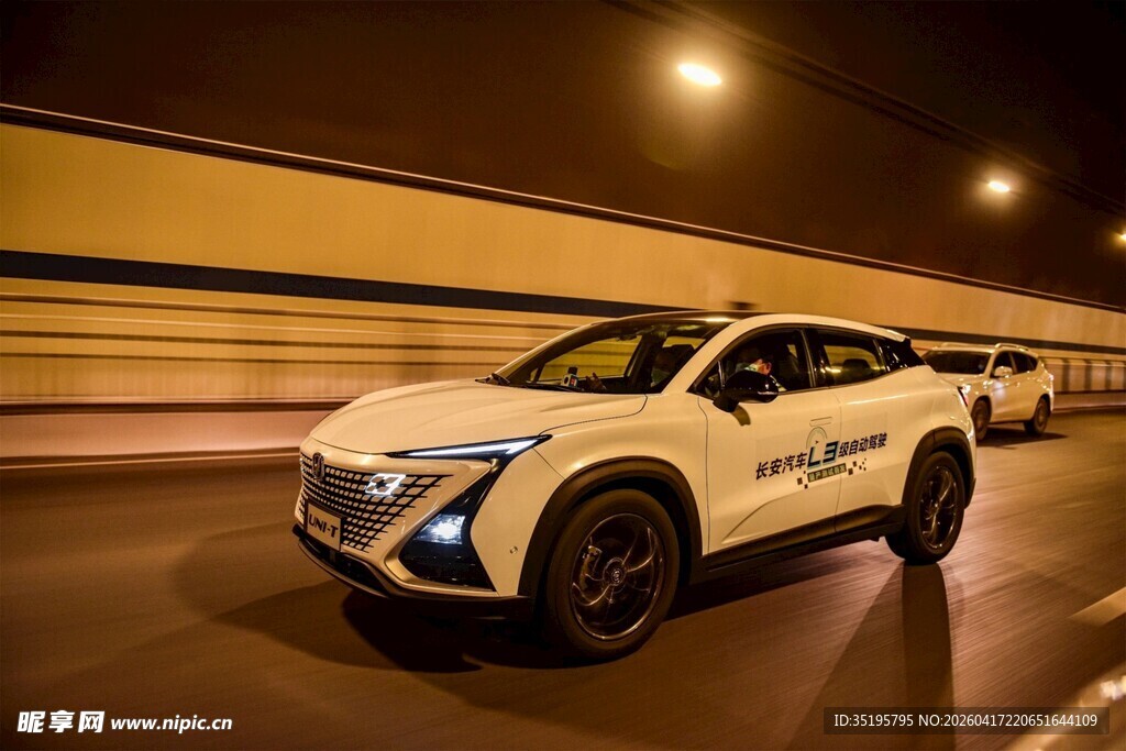 夜间行驶的时尚白色SUV