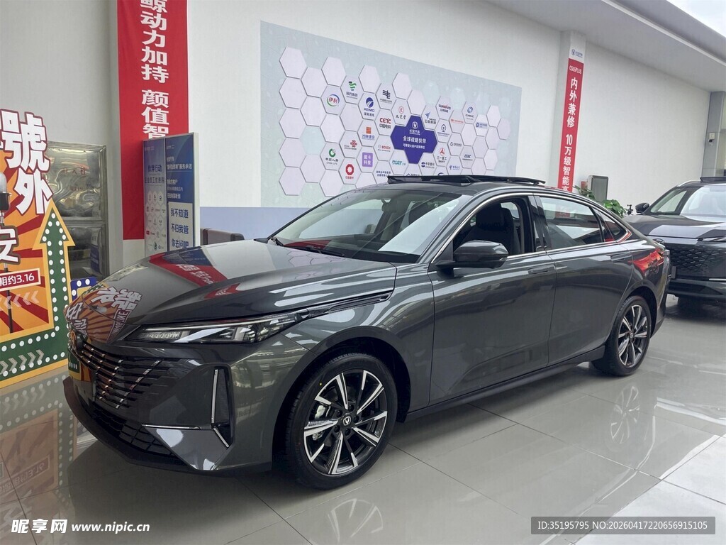 室内停放的时尚黑色轿车