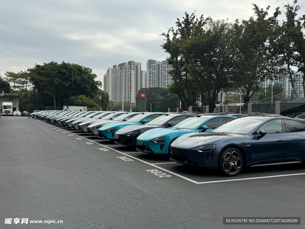 整齐排列的户外停车场车辆