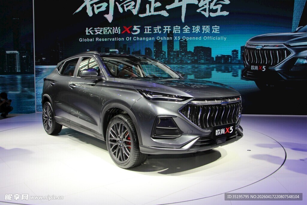 新款SUV汽车亮相展示