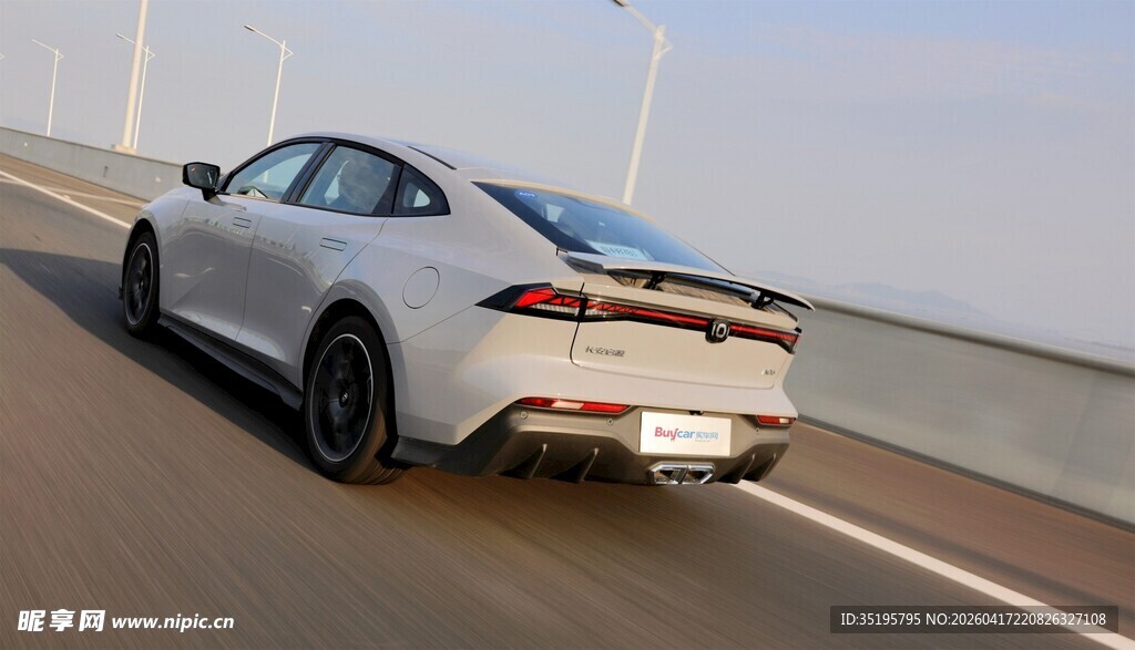 公路上行驶的时尚轿车