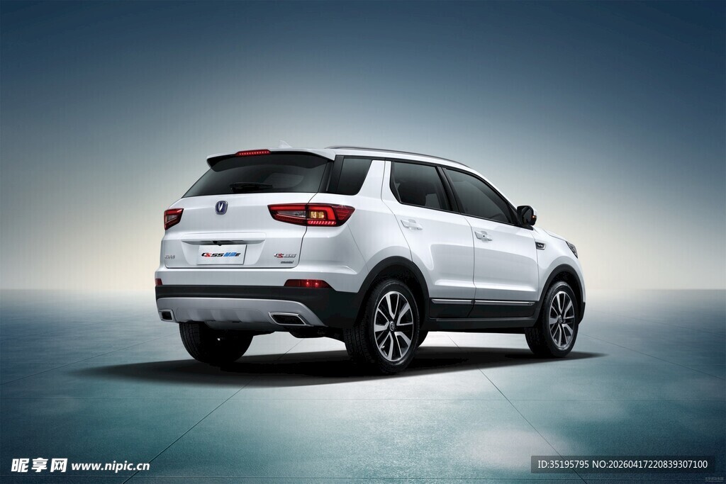 白色SUV汽车优雅后视图