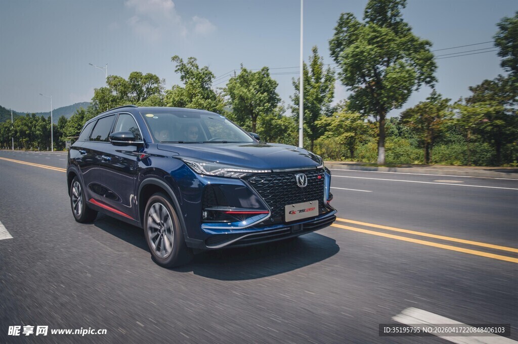 公路上行驶的深色SUV