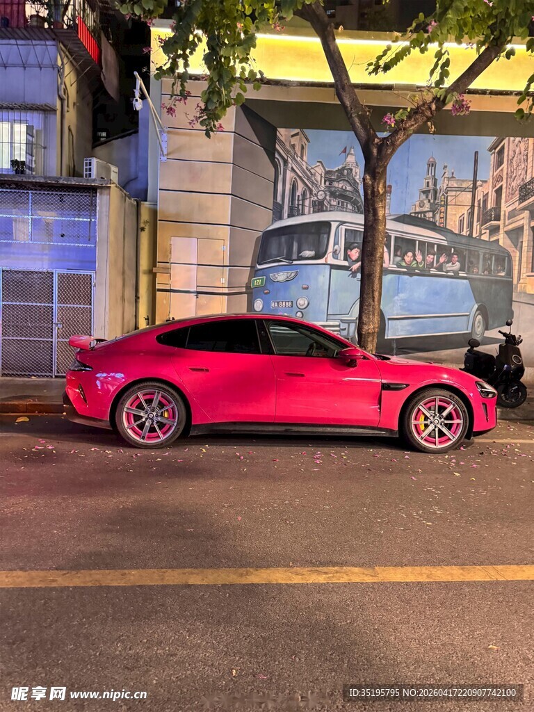 街头酷炫红色跑车