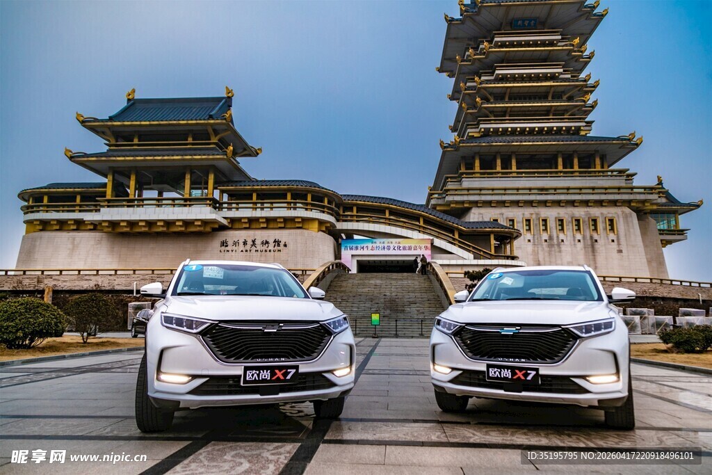 双车于古建筑前的风采