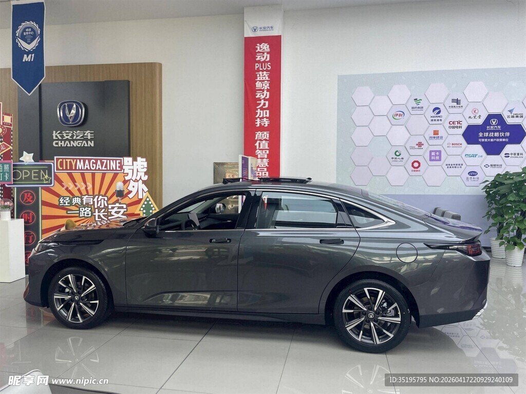 时尚灰色轿车展示于展厅