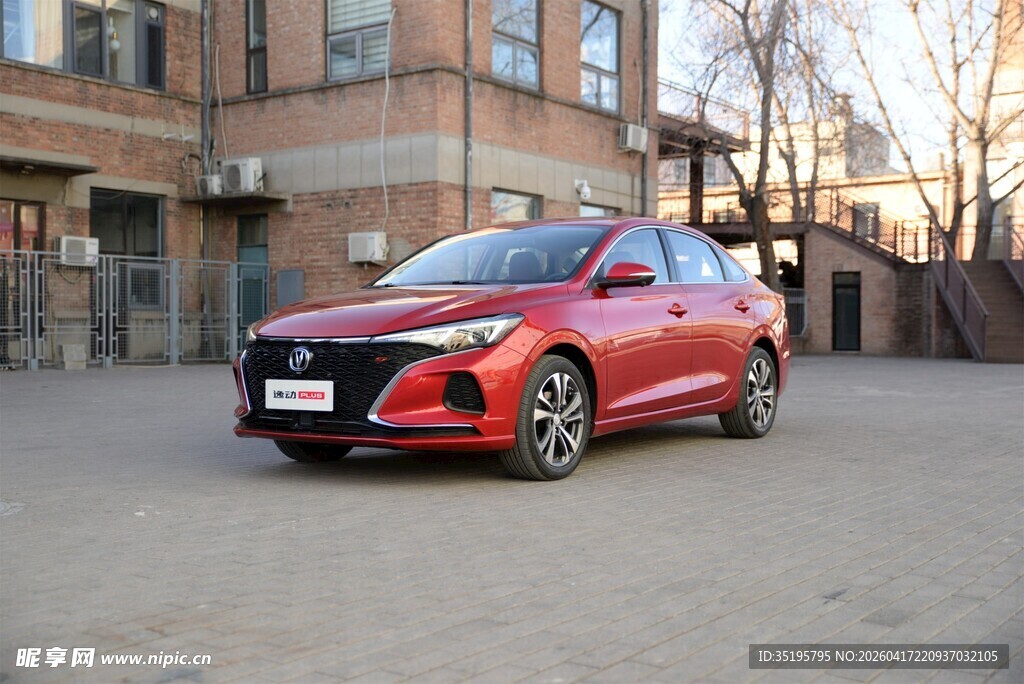 红色动感轿车停于户外