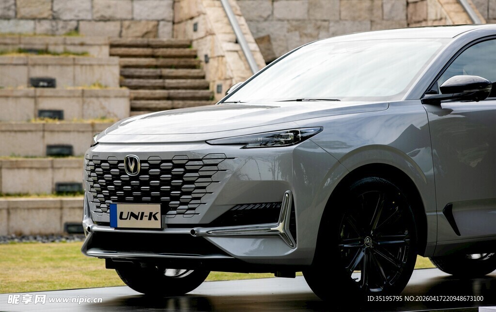 银灰色SUV停于户外场景