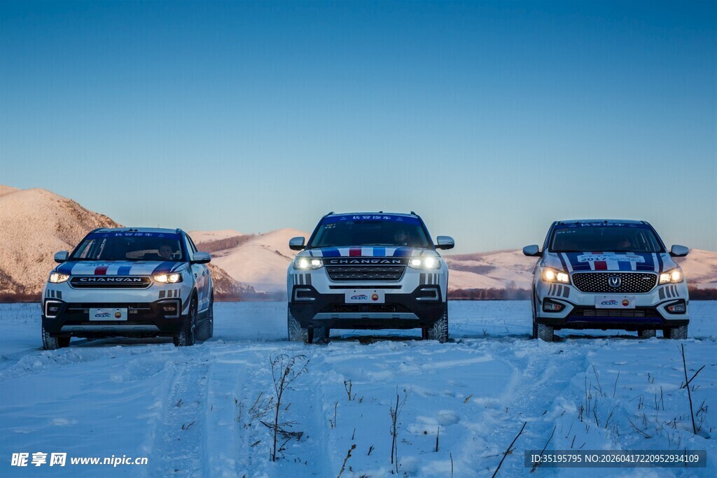 雪地中的三辆霸气越野车