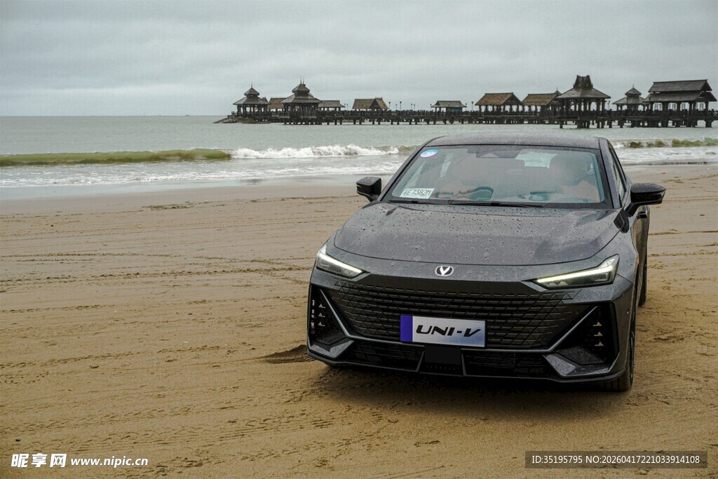 沙滩上的炫酷黑色轿车