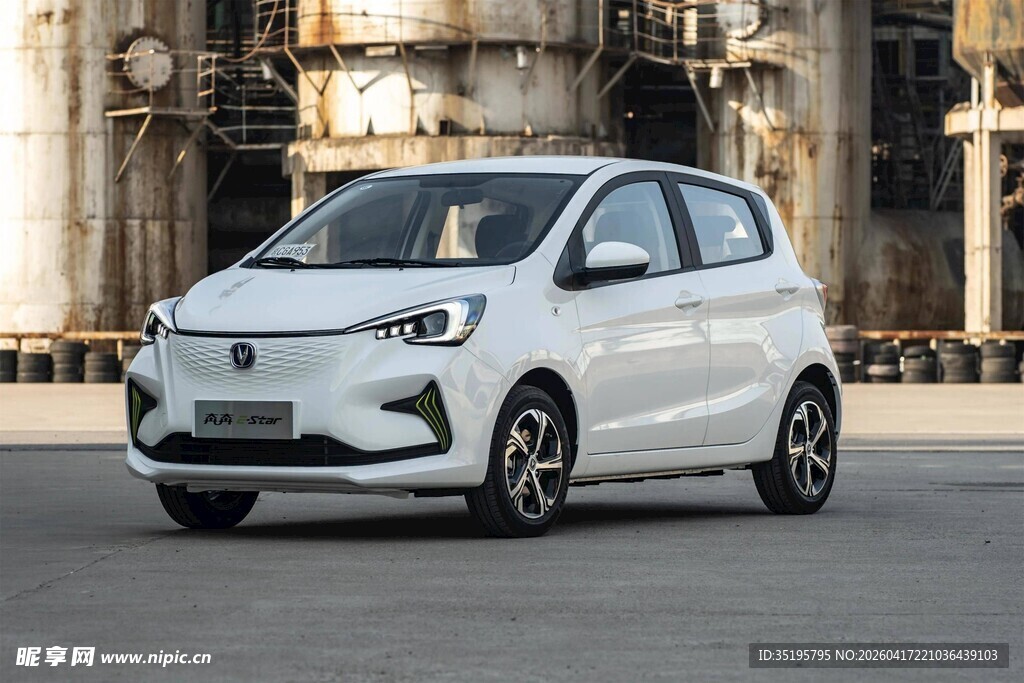 白色小巧电动汽车外观展示