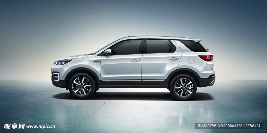 银色SUV汽车展示