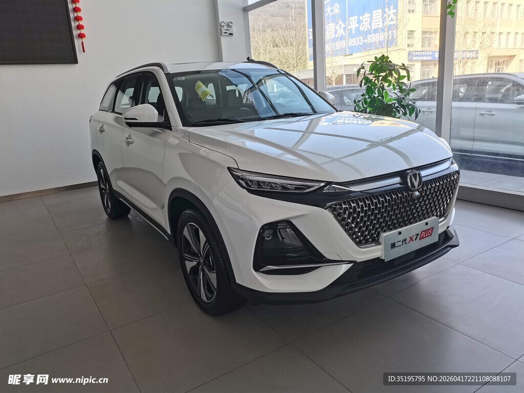 展厅内的白色时尚SUV汽车