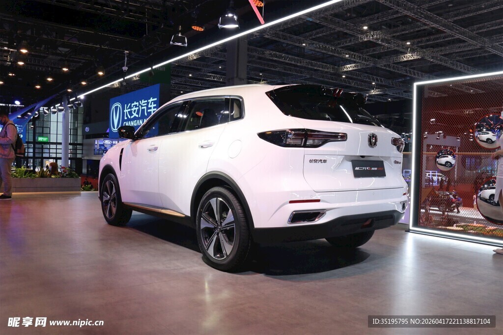 展厅中的时尚白色SUV