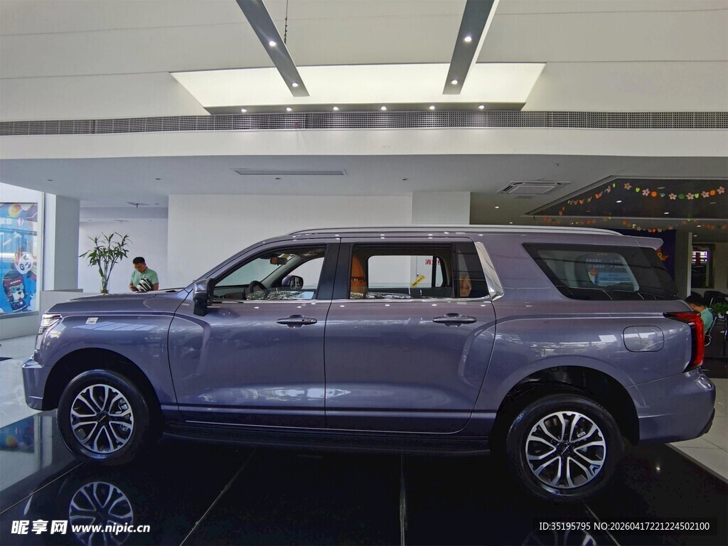 紫色豪华SUV展示车