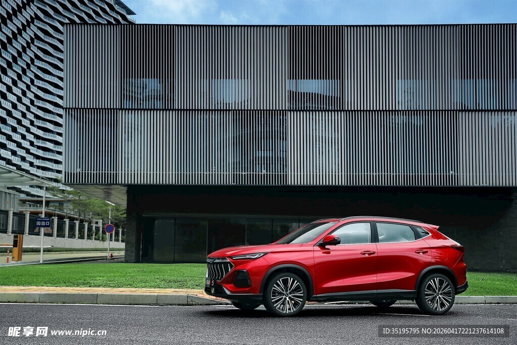红色动感SUV停于现代建筑前