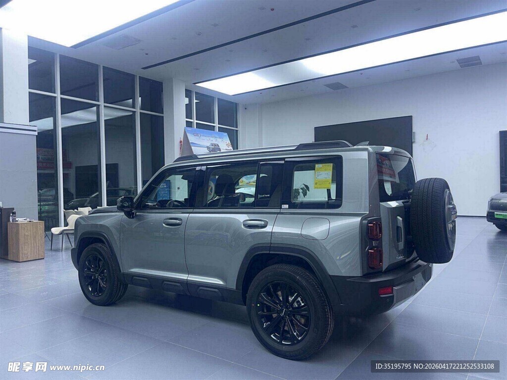 室内停放的越野风格汽车