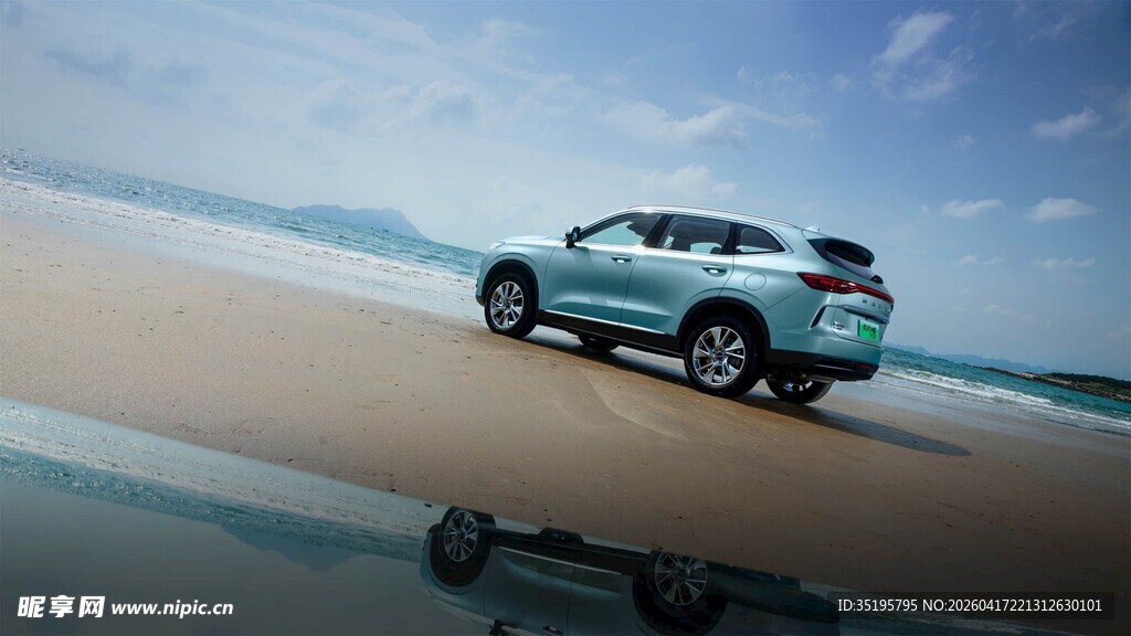 沙滩上的炫酷蓝色SUV