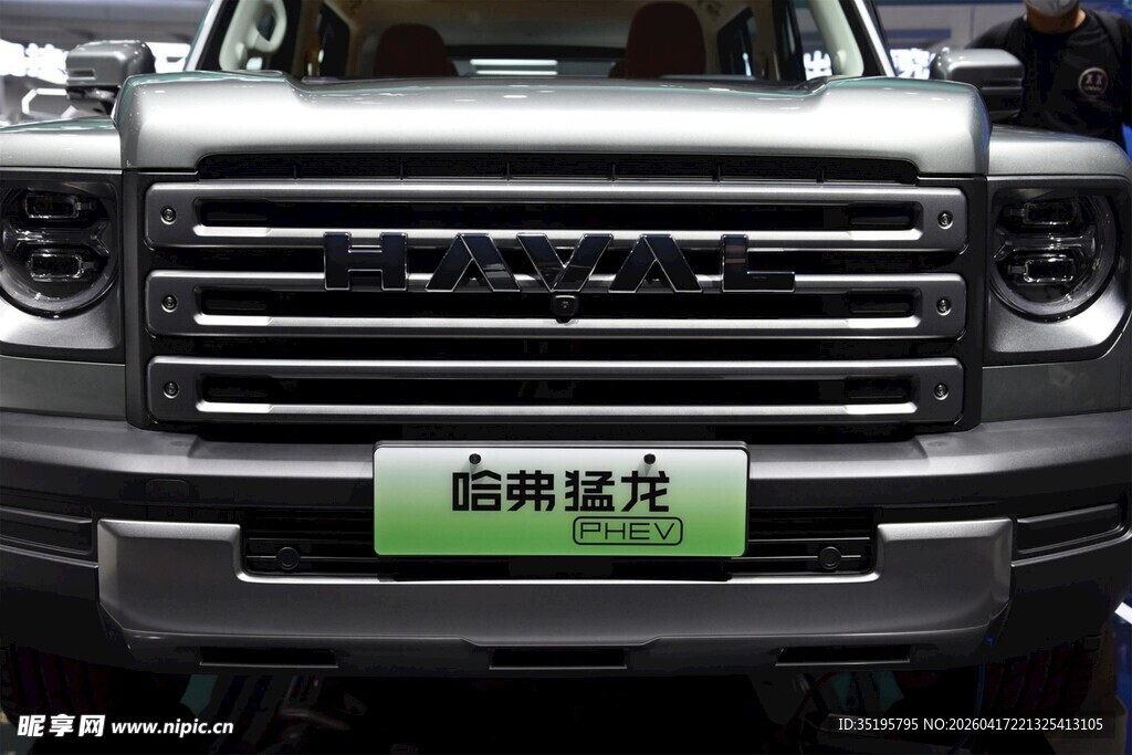 前脸特写的新能源越野车