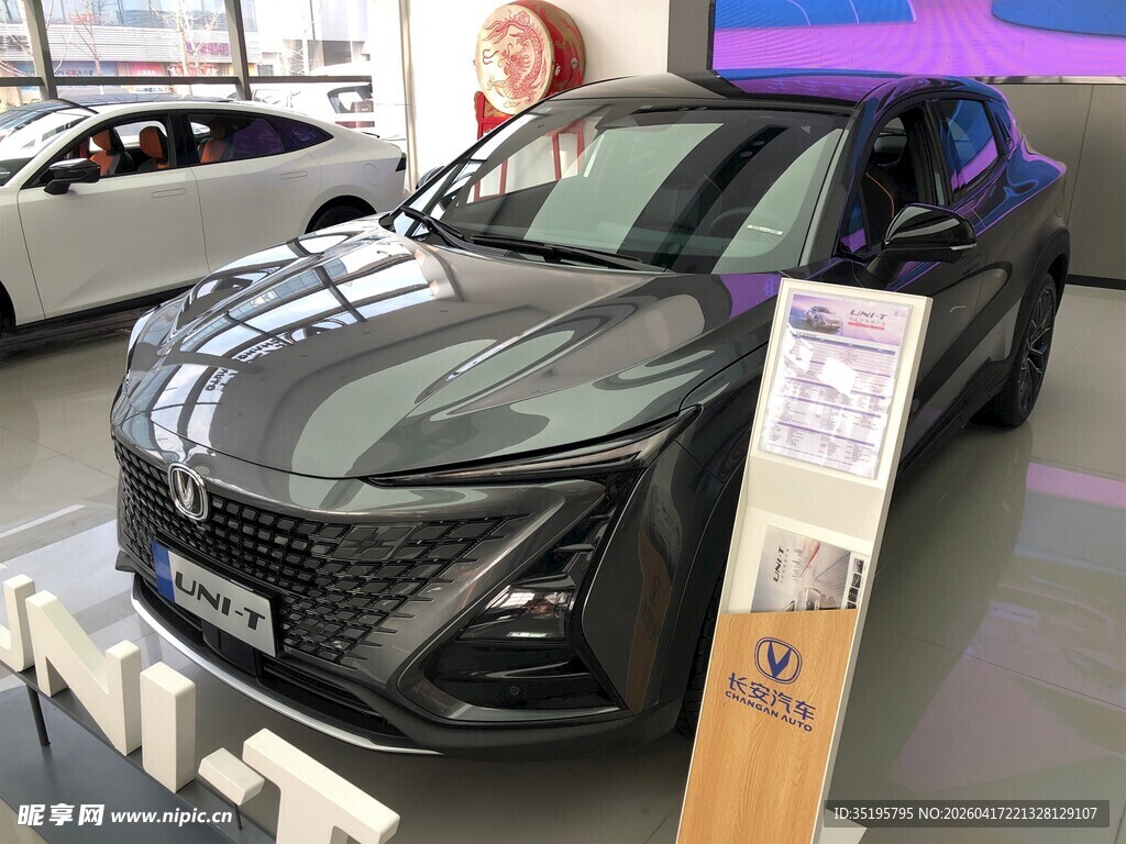 展厅内黑色轿车展示