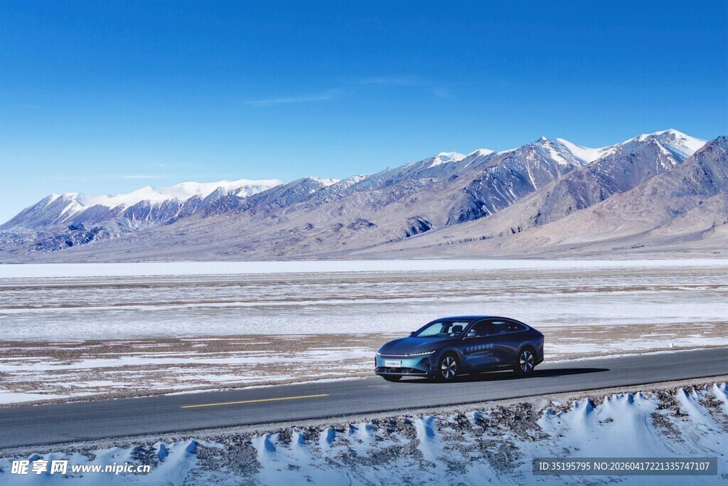 公路上的汽车与壮丽雪山