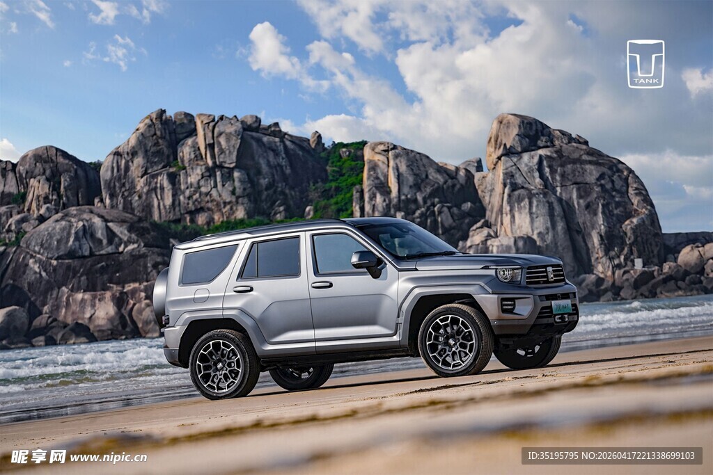 沙滩上的酷炫越野SUV