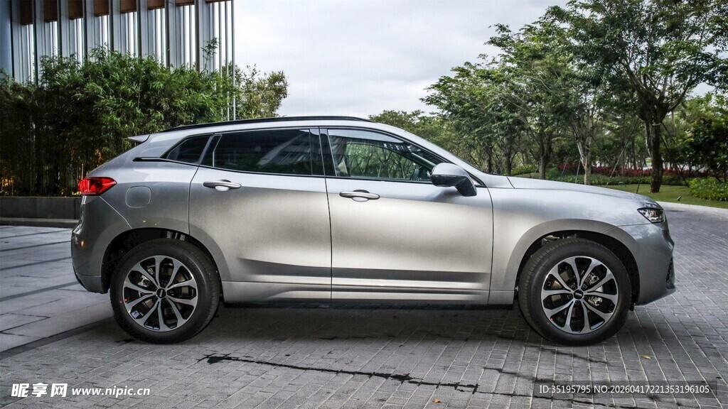 银色时尚SUV停于户外