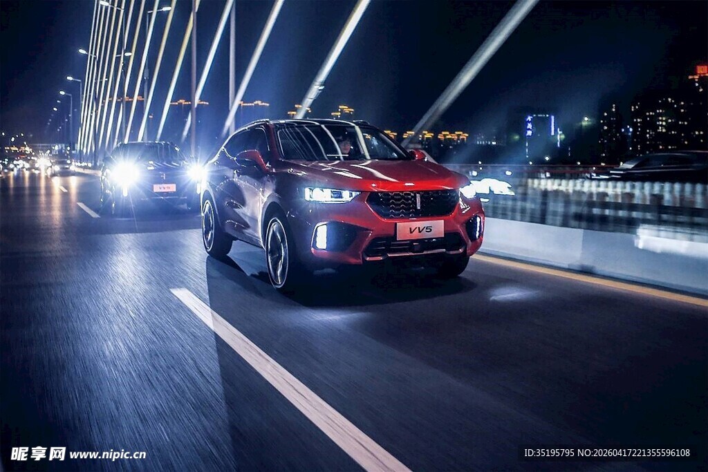 夜晚桥上行驶的炫酷汽车