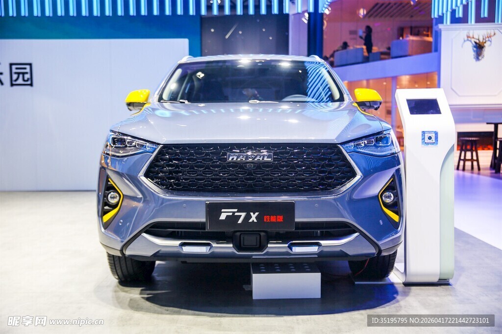 车展上的新款SUV汽车