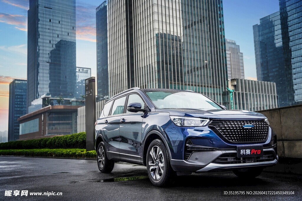 都市中停放的豪华SUV