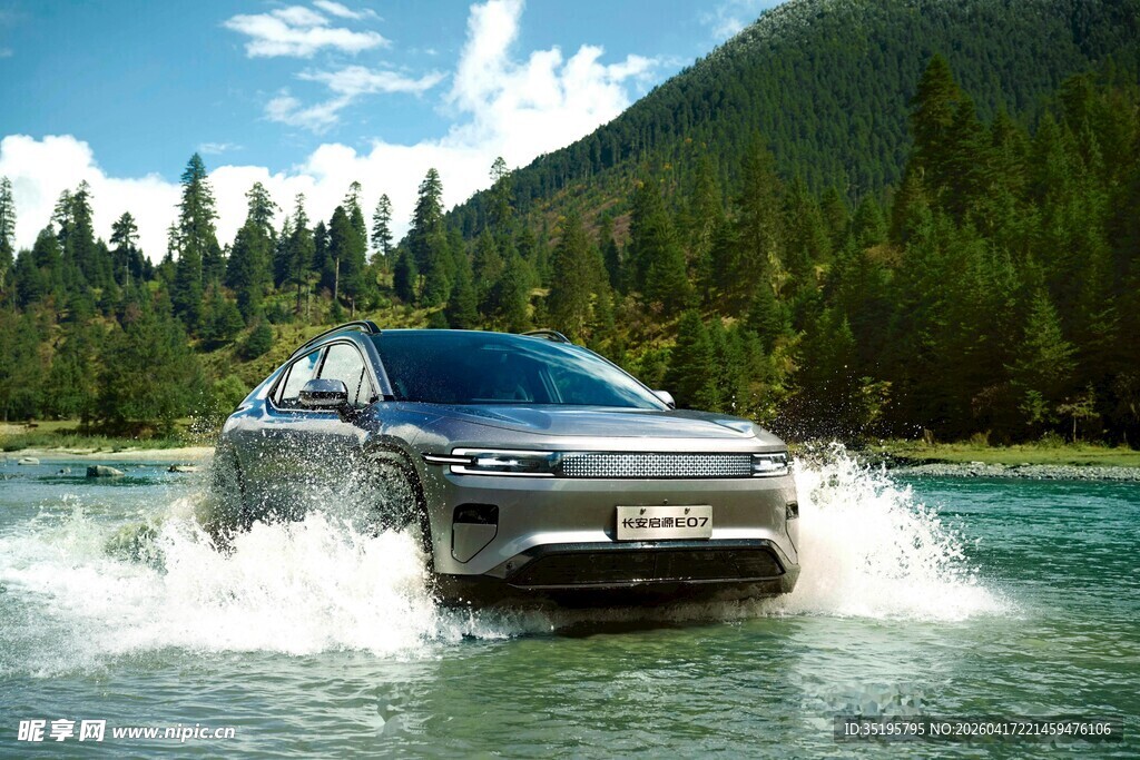 越野汽车穿行山水间