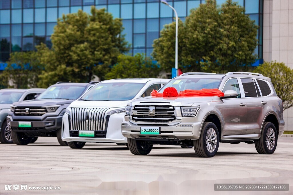 多辆汽车整齐停放于户外