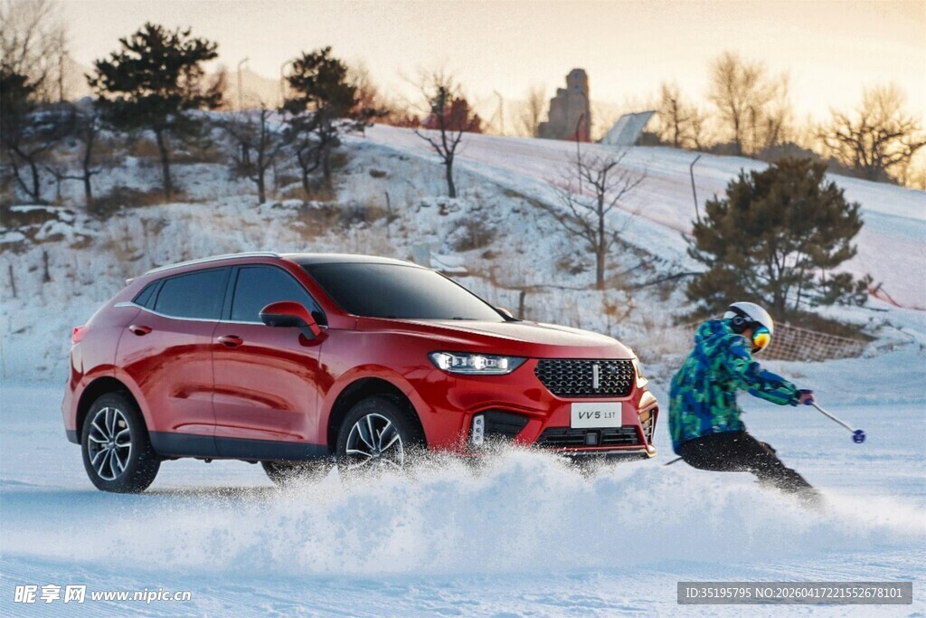 雪地中红色SUV与滑雪者