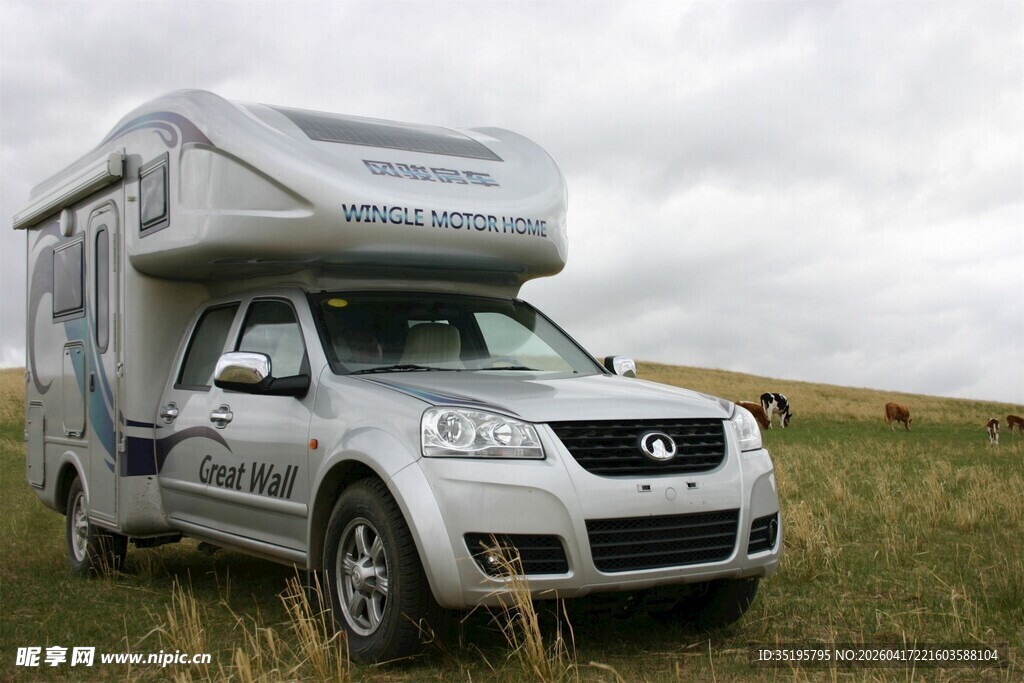 野外露营的银色房车
