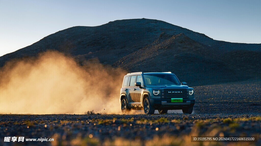 越野汽车驰骋于山野间