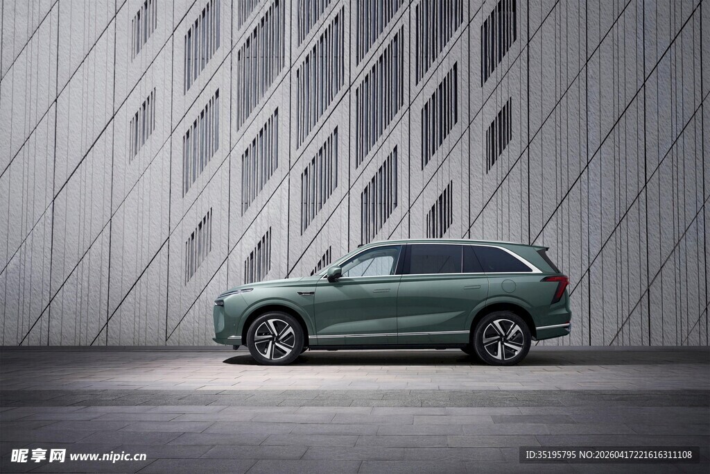 绿色动感SUV展示于几何墙前