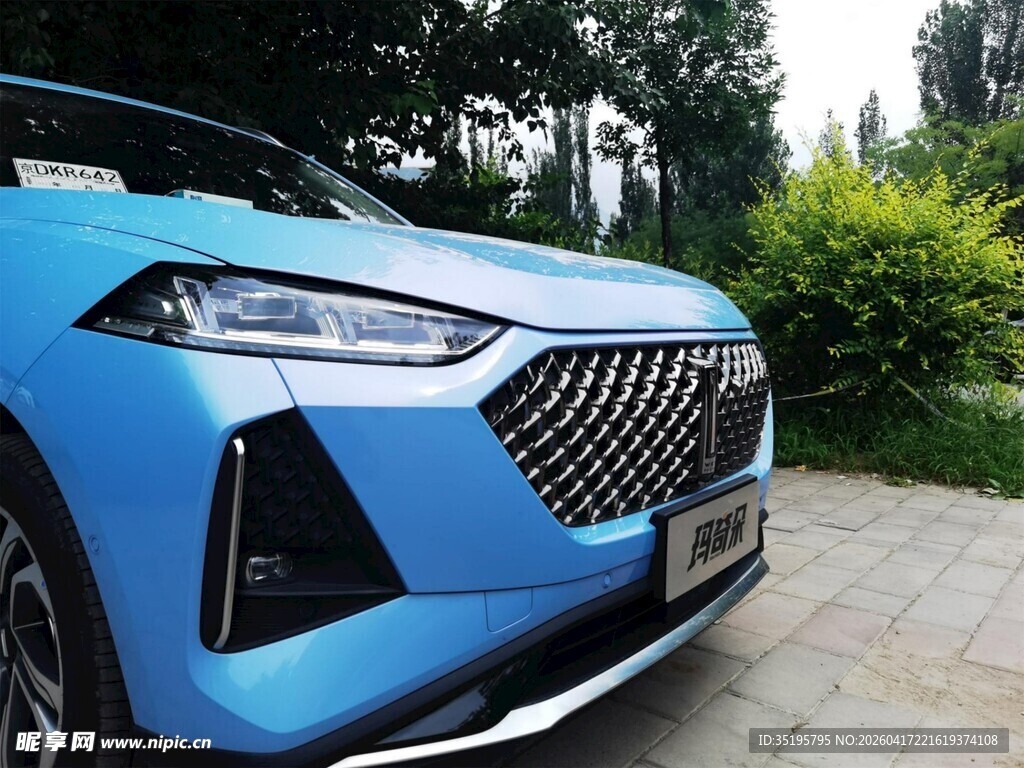 蓝色时尚汽车前脸特写