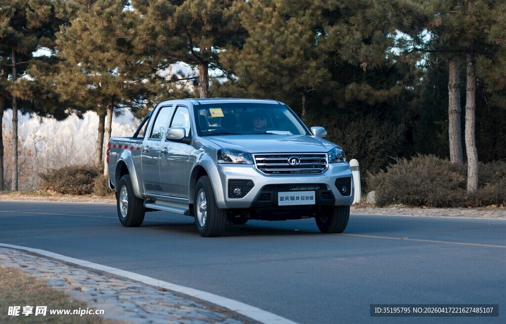 公路上行驶的时尚SUV