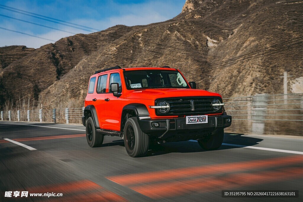 红色越野驰骋山间公路