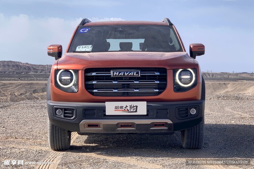 橙色越野汽车于荒漠前