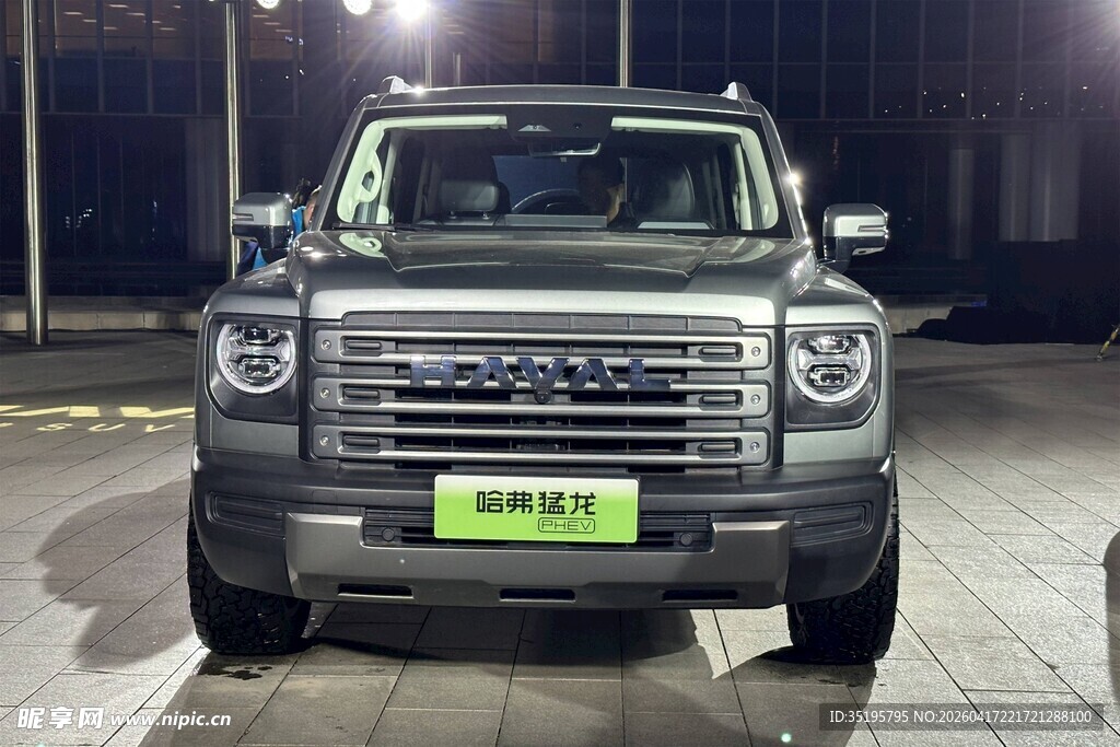 夜晚中的硬朗款越野汽车