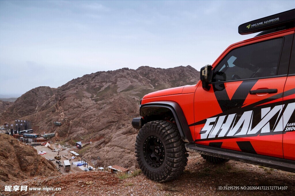 越野SUV驰骋于荒野山间