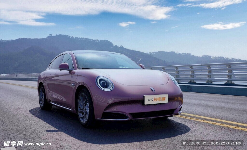 公路上的紫色时尚电动汽车